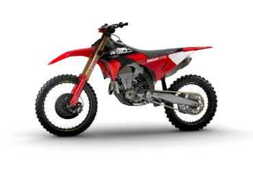 Ducati Desmo450 MX Factory Motocross-Motorrad in roter Werkslackierung, Seitenansicht auf schwarzem Hintergrund