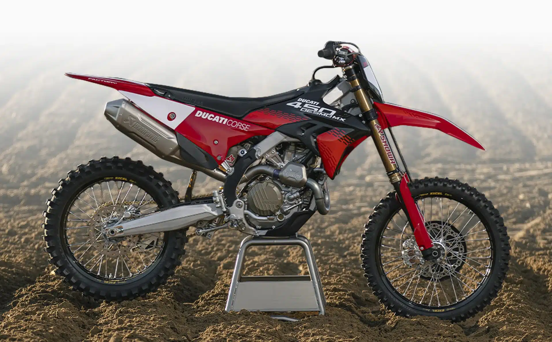 Ducati Desmo450 MX Factory Motocross-Motorrad auf einer ausgefahrenen Rennstrecke, Seitenansicht.