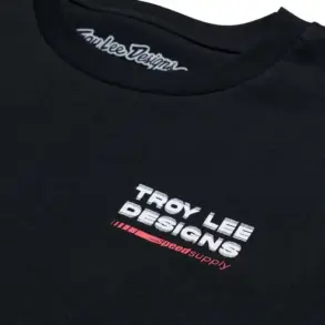 Nahaufnahme des Troy Lee Designs Factory T-Shirts in Schwarz mit aufgesticktem Logo auf der Brust
