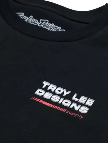 Nahaufnahme des Troy Lee Designs Factory T-Shirts in Schwarz mit aufgesticktem Logo auf der Brust