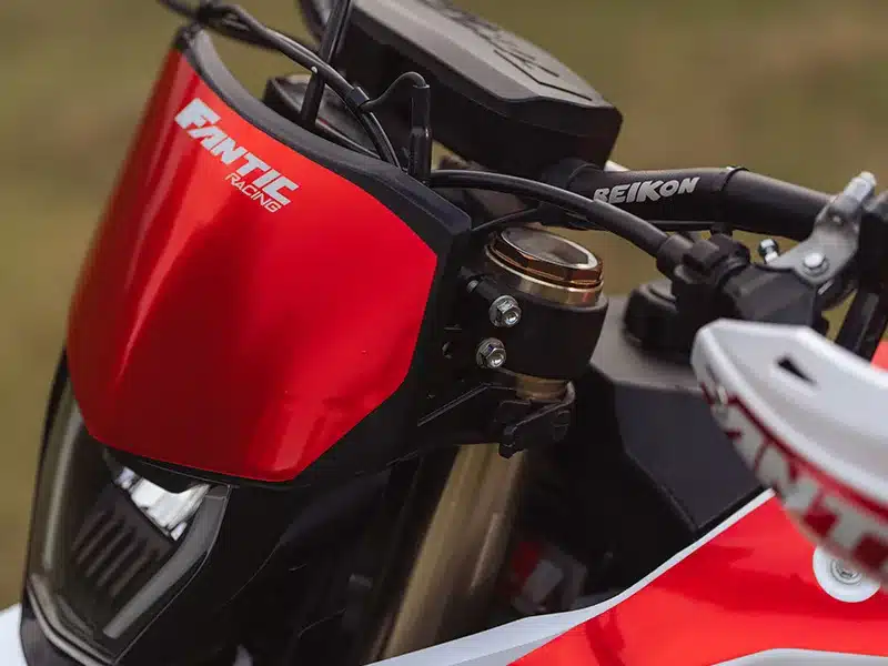 Frontansicht der Fantic XE 125 2026 mit roter LED-Maske und Lenkerdetails