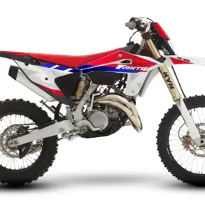 Fantic XE 125 2026 Enduro-Motorrad in Seitenansicht, sportliches Design in Rot, Blau und Weiß.