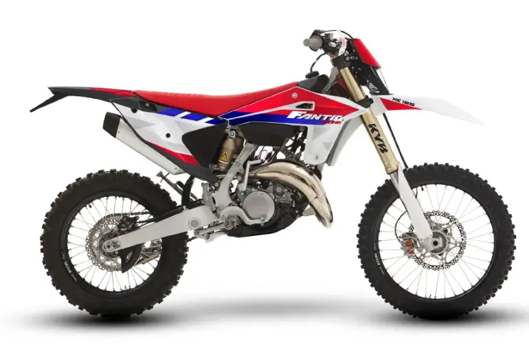 Fantic XE 125 2026 Enduro-Motorrad in Seitenansicht, sportliches Design in Rot, Blau und Weiß.