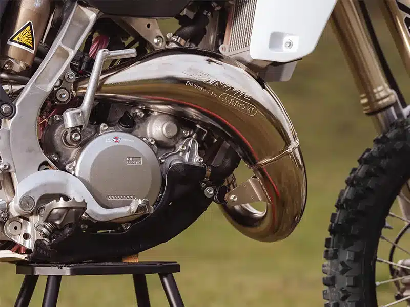 Nahaufnahme des Motors und Auspuffs einer Fantic XE 125 2026 Enduro