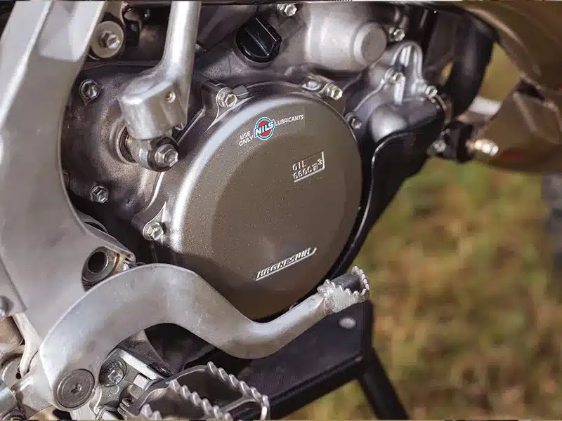 Nahaufnahme vom Motor der Fantic XE 125 2026 mit sichtbarem Motordeckel und Fußrasten