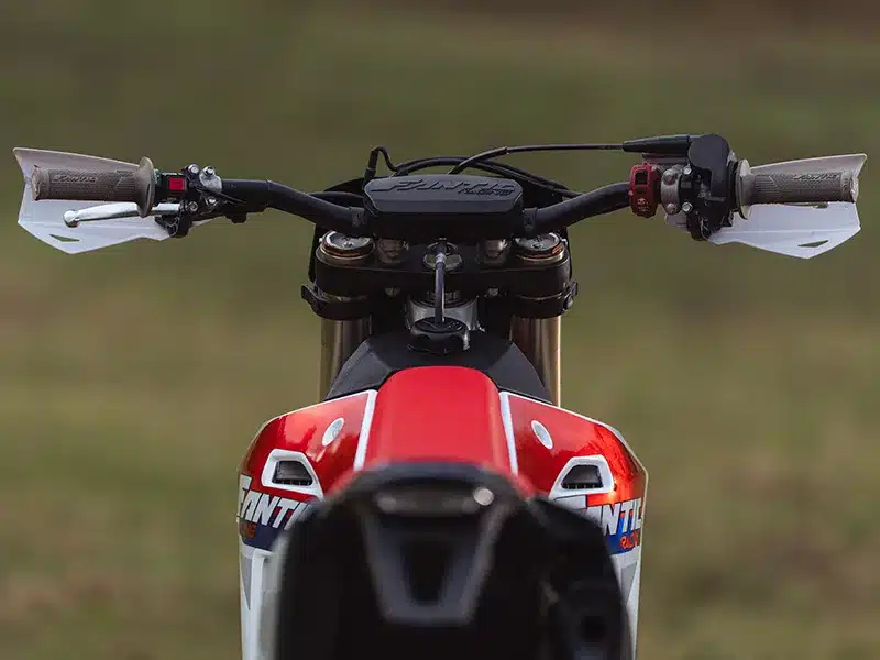 Fantic XE 125 2026 aus Fahrerperspektive, Fokus auf Lenker und vordere Verkleidung