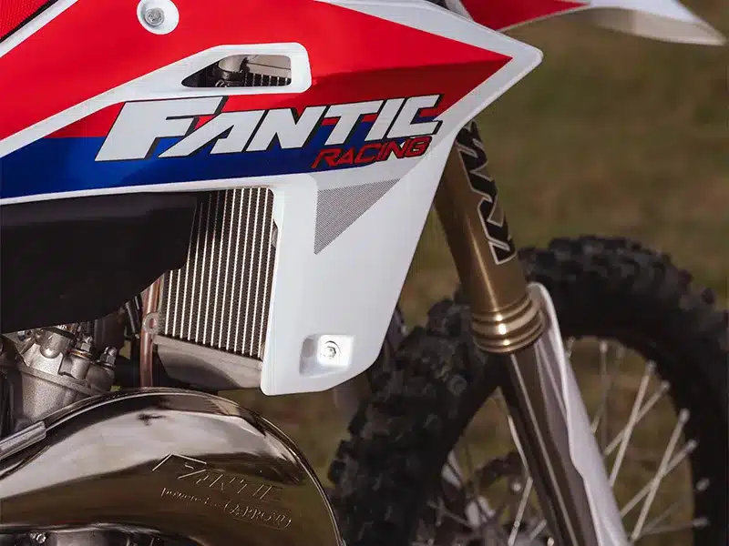 Detailaufnahme des Seitenteils und Motors der Fantic XE 125 2026 Enduro-Motorrads