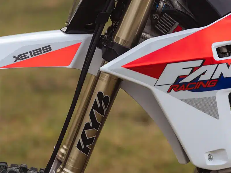 Nahaufnahme der Fantic XE 125 2026 mit KYB-Gabel und Racing-Dekor.