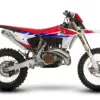 Seitenansicht der Fantic XE 300 Enduro des Modelljahres 2026 mit rot-blauer Verkleidung