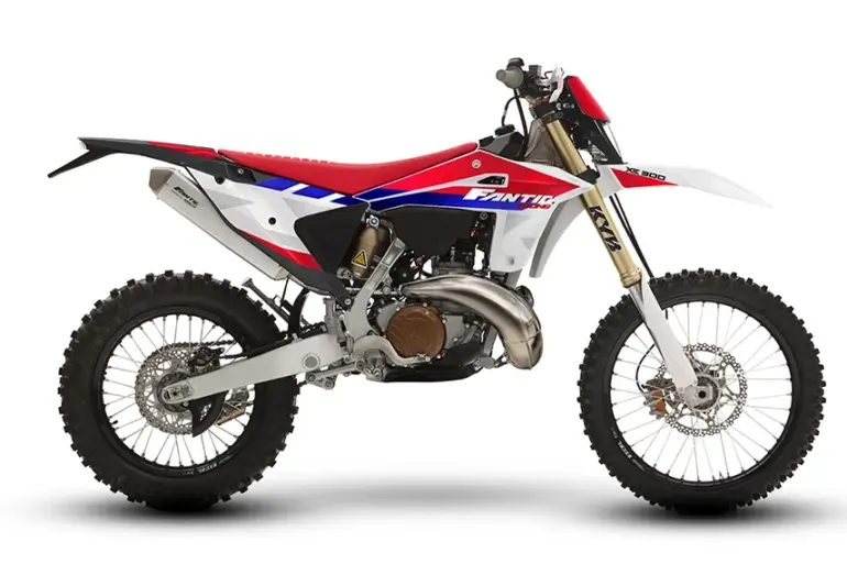 Seitenansicht der Fantic XE 300 Enduro des Modelljahres 2026 mit rot-blauer Verkleidung