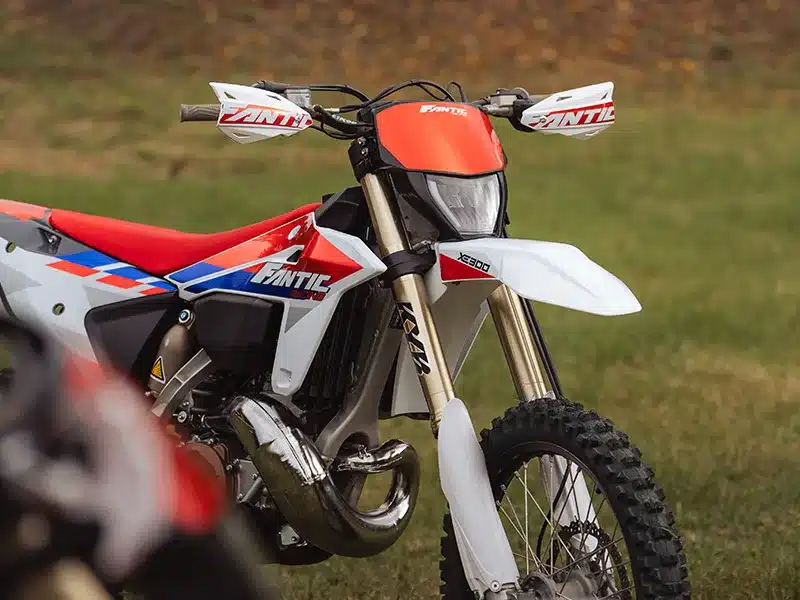 Fantic XE 300 Enduro des Modelljahres 2026 mit neuem Design und Technik-Updates auf einer Wiese.