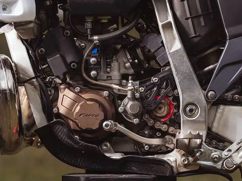 Nahaufnahme des Minarelli-MM300-Zweitaktmotors mit Chassis der Fantic XE 300 Enduro (2026)