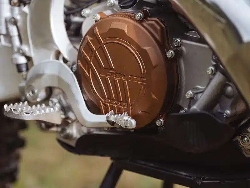 Fantic XE 300 Motorrad-Motor mit Fußraste, Detailansicht des Magnesium-Gehäuses