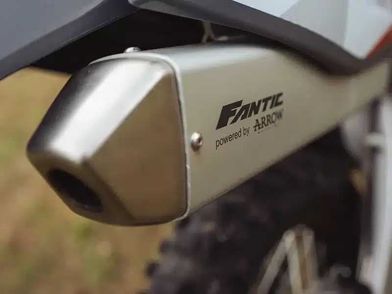 Nahaufnahme des Enduro-Auspuffs an der Fantic XE 300 mit Arrow-Logo