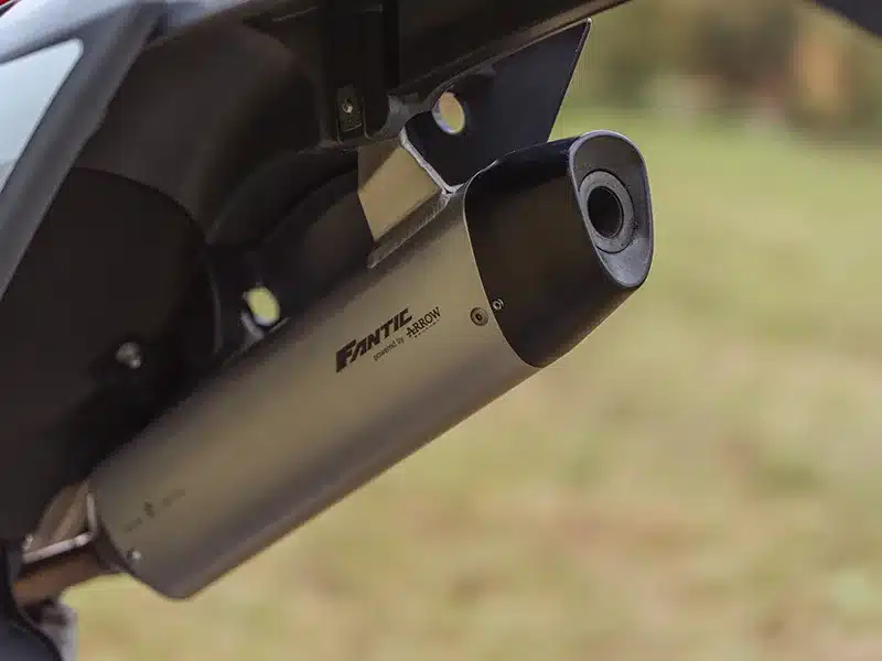 Detailaufnahme der Auspuffanlage mit Arrow-Schalldämpfer an der Fantic XE 300 Enduro.
