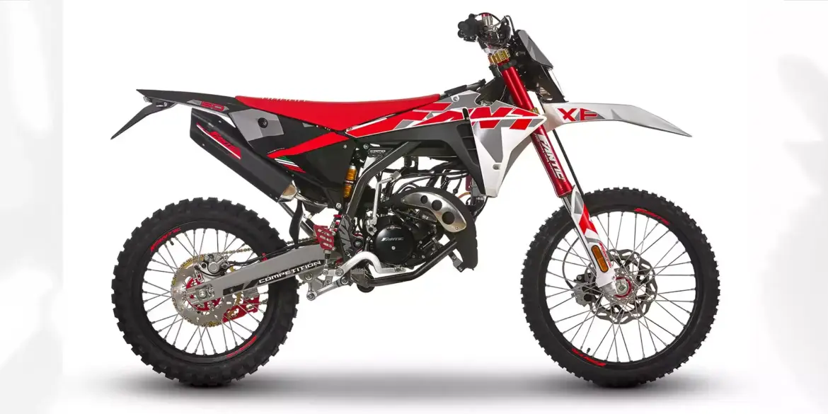 Fantic XE 50 Competition in Seitenansicht, sportliches 50-ccm-Enduro-Motorrad mit Rot-Schwarz-Weißen Race-Grafiken.