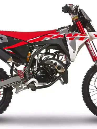 Fantic XE 50 Competition in Seitenansicht, sportliches 50-ccm-Enduro-Motorrad mit Rot-Schwarz-Weißen Race-Grafiken.