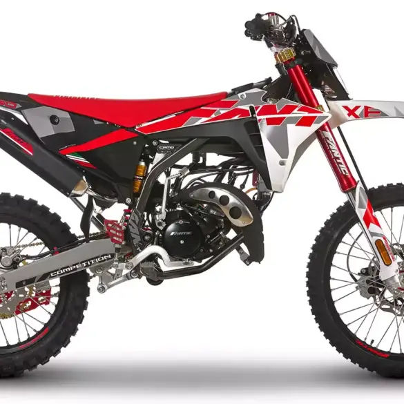 Fantic XE 50 Competition in Seitenansicht, sportliches 50-ccm-Enduro-Motorrad mit Rot-Schwarz-Weißen Race-Grafiken.