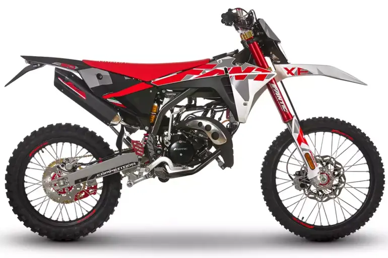 Fantic XE 50 Competition in Seitenansicht, sportliches 50-ccm-Enduro-Motorrad mit Rot-Schwarz-Weißen Race-Grafiken.