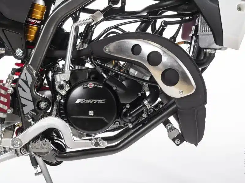 Motor und Auspuff der Fantic XE 50 Competition Enduro im Detail