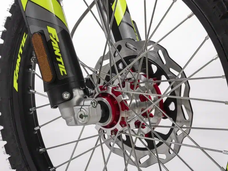 Vorderrad mit Wave-Bremsscheibe, Felge und Fantic-Gabel der XE 50 Competition Enduro