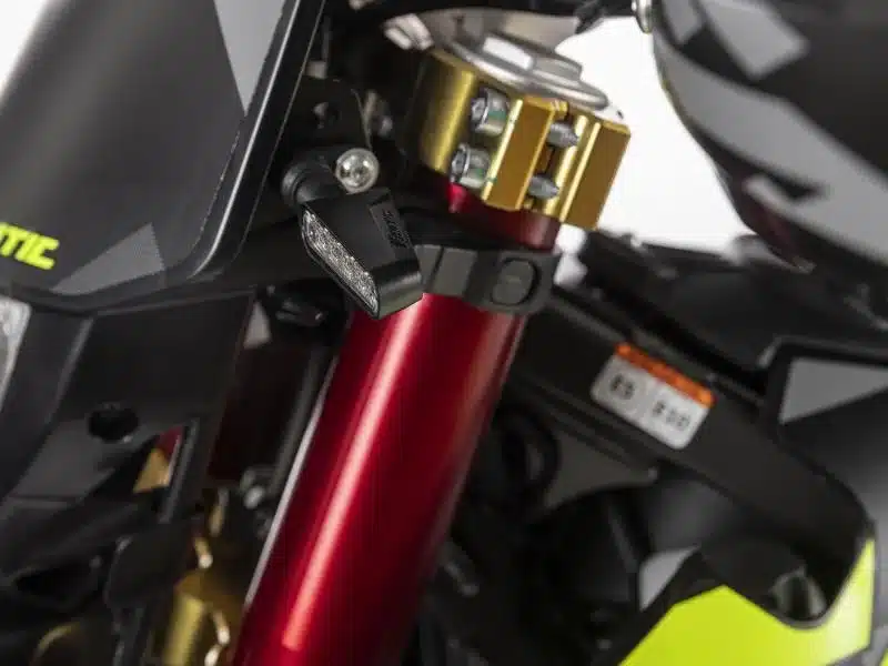 Detailansicht der Upside-Down-Gabel und des Lenkkopfs der Fantic XE 50 Competition.