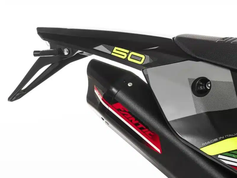 Heck und Auspuff der Fantic XE 50 Competition, Enduro-Bike in sportlichem Design mit 50-ccm-Beschriftung.