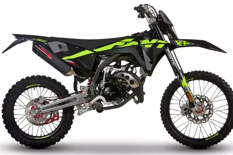 Fantic XE 50 Performance 2025 Seitenansicht, sportliche 50ccm Enduro mit Stollenreifen