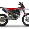 Seitenansicht der Fantic XEF 125 Competition in Weiß/Rot, eine sportliche Enduro-Maschine.