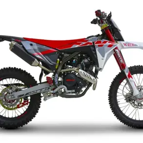 Seitenansicht der Fantic XEF 125 Competition in Weiß/Rot, eine sportliche Enduro-Maschine.
