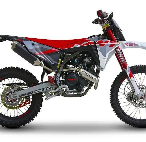 Seitenansicht der Fantic XEF 125 Competition in Weiß/Rot, eine sportliche Enduro-Maschine.