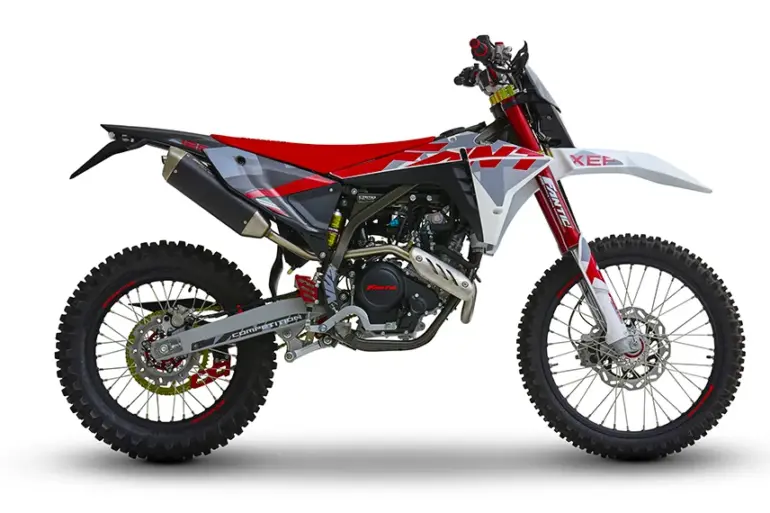 Seitenansicht der Fantic XEF 125 Competition in Weiß/Rot, eine sportliche Enduro-Maschine.