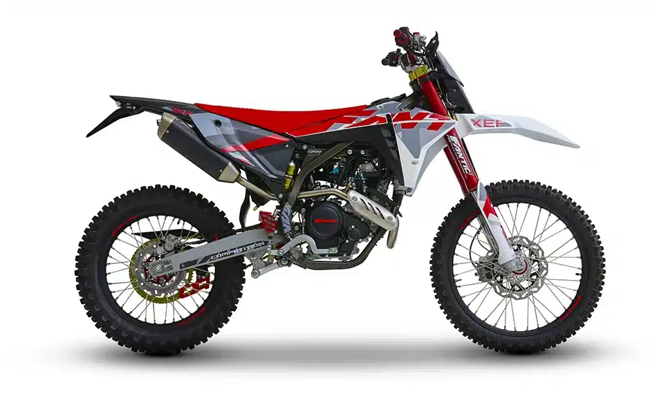 Seitenansicht der Fantic XEF 125 Competition in Weiß/Rot, eine sportliche Enduro-Maschine.