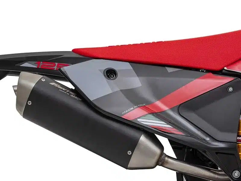 Arrow-Auspuff der Fantic XEF 125 Competition von der Seite mit rotem Sitzbezug.