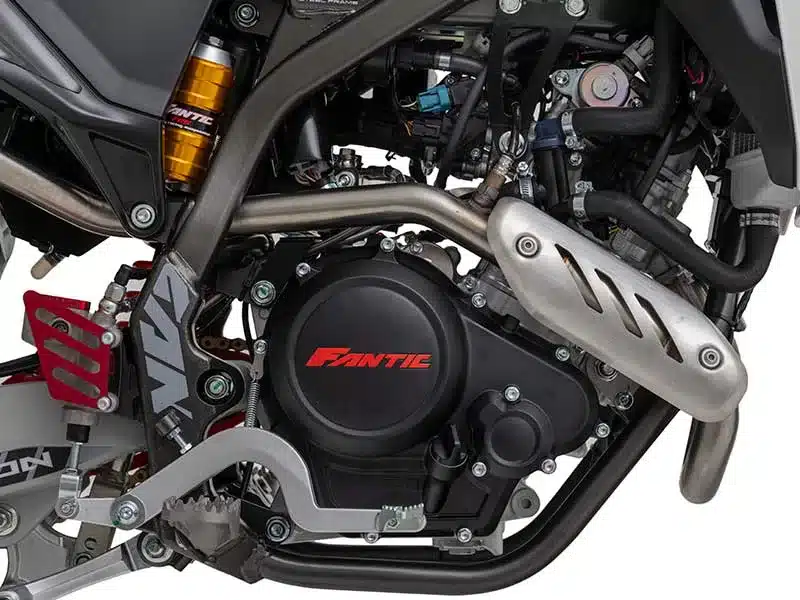Motor, Rahmen und Fahrwerk der Fantic XEF 125 Competition aus der Nähe fotografiert