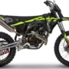 Fantic XEF 125 Enduro Performance Motorrad in Schwarz-Gelb, Seitenansicht, auf weißem Hintergrund