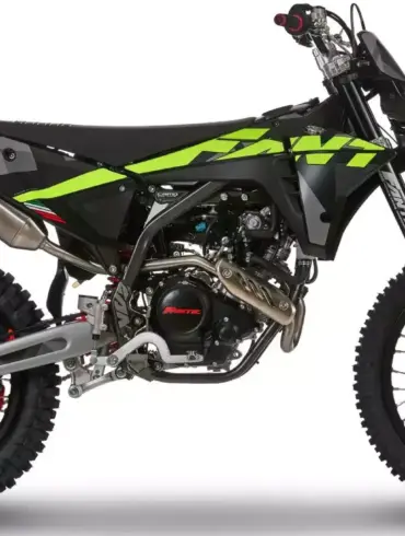 Fantic XEF 125 Enduro Performance Motorrad in Schwarz-Gelb, Seitenansicht, auf weißem Hintergrund