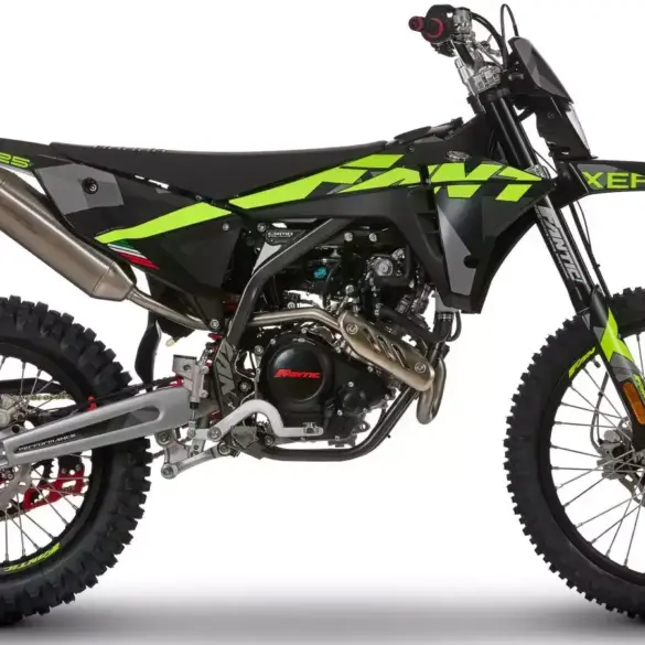 Fantic XEF 125 Enduro Performance Motorrad in Schwarz-Gelb, Seitenansicht, auf weißem Hintergrund