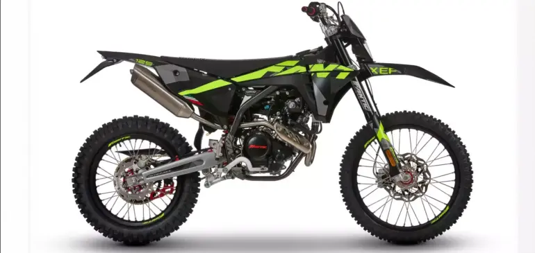 Fantic XEF 125 Enduro Performance Motorrad in Schwarz-Gelb, Seitenansicht, auf weißem Hintergrund