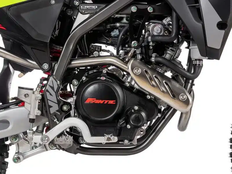 Motor und Auspuffanlage einer Fantic XEF 125 Enduro Performance im Detail