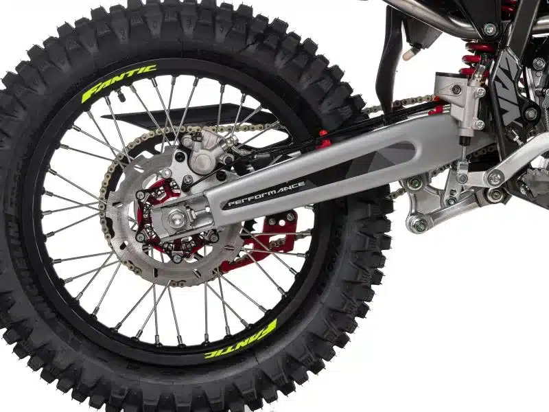 Hinterer Rad- und Fahrwerksbereich der Fantic XEF 125 Enduro Performance mit Schwinge, Bremsscheibe und groben Stollenreifen