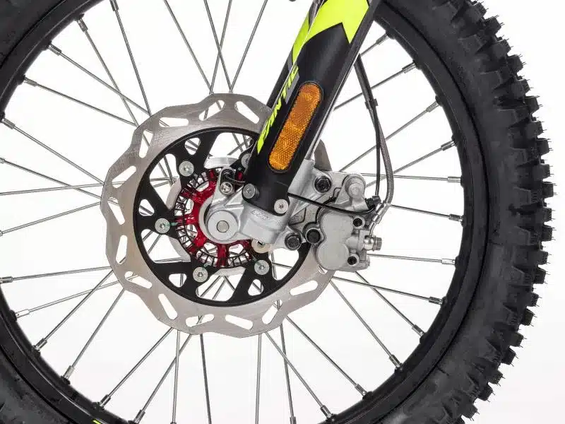 Nahaufnahme der Vorderradbremse und Federgabel einer Fantic XEF 125 Enduro Performance Enduro-Motorrads