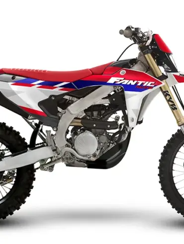 Fantic XEF 250 2026 Enduro-Motorrad von der Seite fotografiert