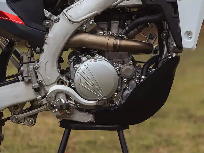 Motor und Rahmen der Fantic XEF 250 2026 im Detail, Seitenansicht