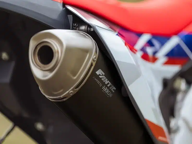 Enduro-Auspuffanlage der Fantic XEF 250 2026 von Arrow in Nahaufnahme