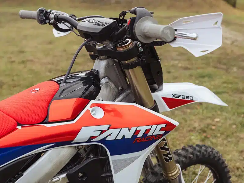 Fantic XEF 250 2026 Enduro-Motorrad, Nahaufnahme von Lenker, Rahmen und Sitzbank