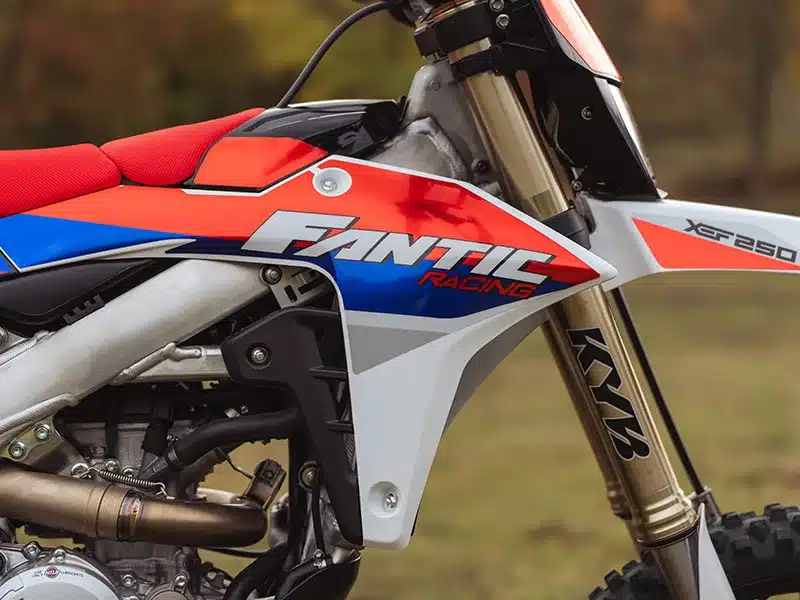 Seitliche Nahaufnahme der Fantic XEF 250 2026 mit Aluminiumrahmen und KYB-Gabel