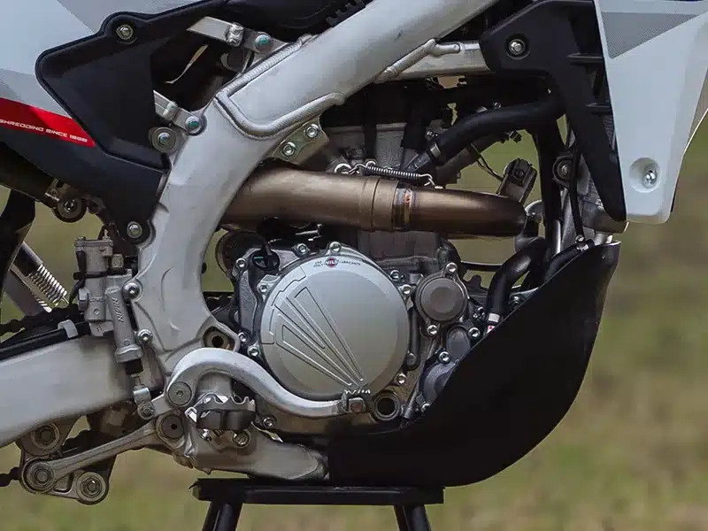 Nahaufnahme des Motors und Aluminiumrahmens einer Fantic XEF 310 2026 Enduro