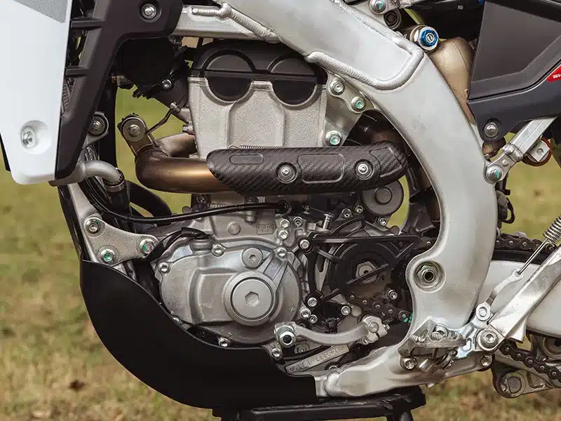 Nahaufnahme des Viertaktmotors und Aluminiumrahmens der Fantic XEF 310 2026 Enduro.