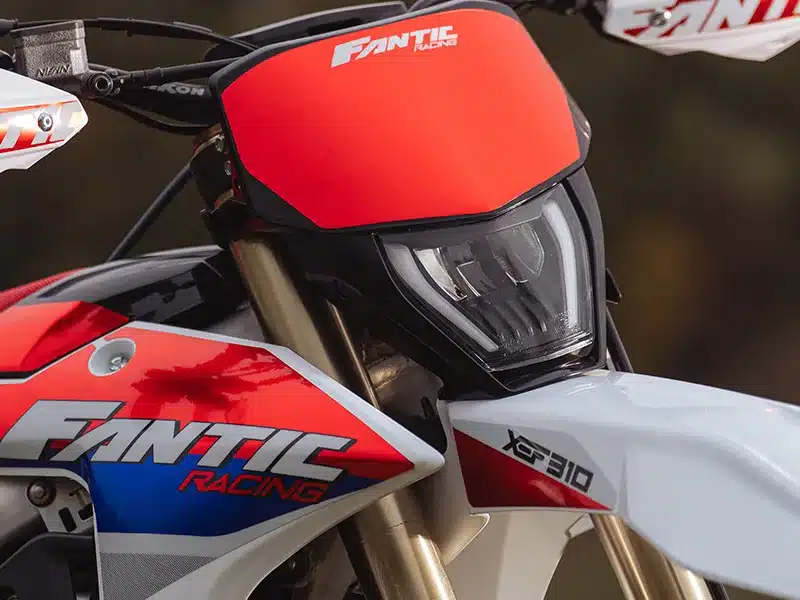 Nahaufnahme des LED-Scheinwerfers und der Frontverkleidung einer Fantic XEF 310 Enduro 2026.